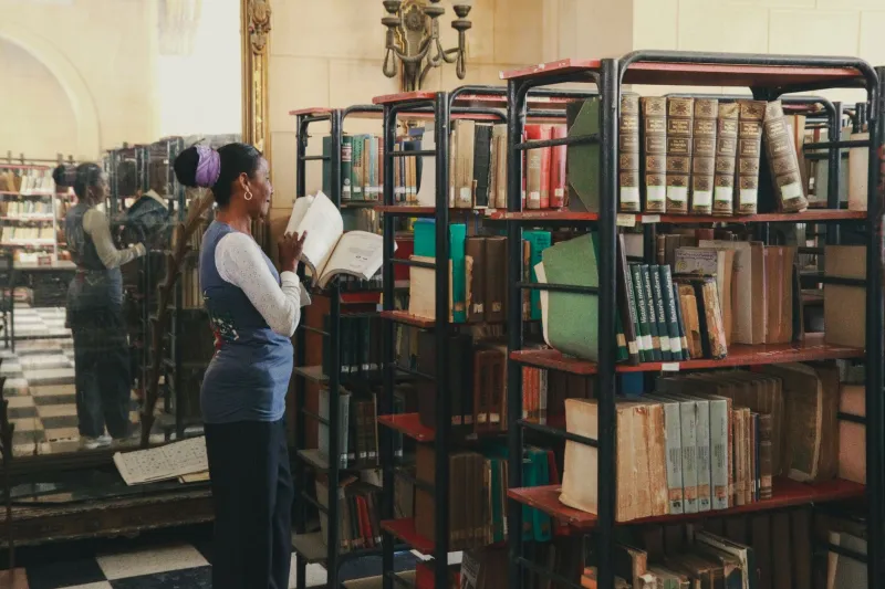 Desde los márgenes al centro: estrategias intelectuales bolivianas para desafiar el pensamiento hegemónico global