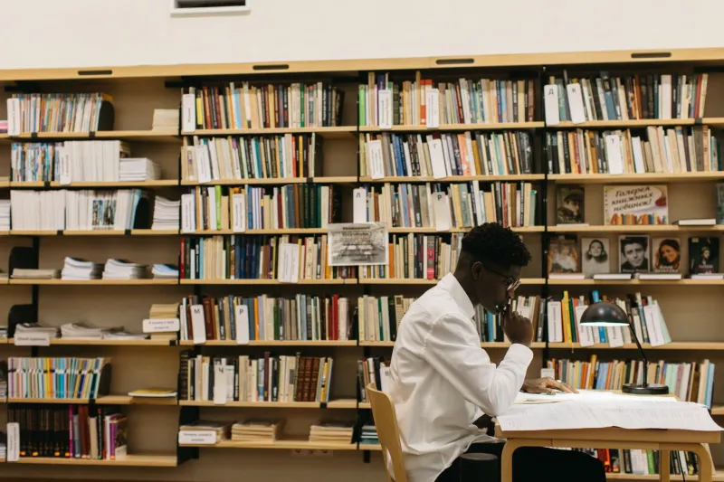Voces propias, saberes soberanos: intelectuales indígenas bolivianos y la reinvención epistemológica de la academia